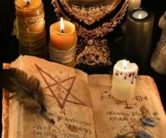 Гадаю на картах.Владею чёрной магией и белой магией.